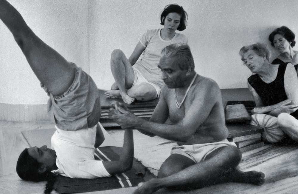 photo de BKS Iyengar enseignant Salamba Sarvangasana